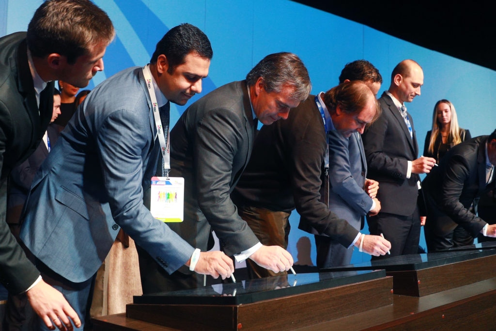 El country manager de BBVA Chile, Manuel Olivares, firmando el Acuerdo por la Empleabiidad Juvenil de la Alianza del Pacífico. El country manager de BBVA Chile, Manuel Olivares, firmando el Acuerdo por la Empleabiidad Juvenil de la Alianza del Pacífico.