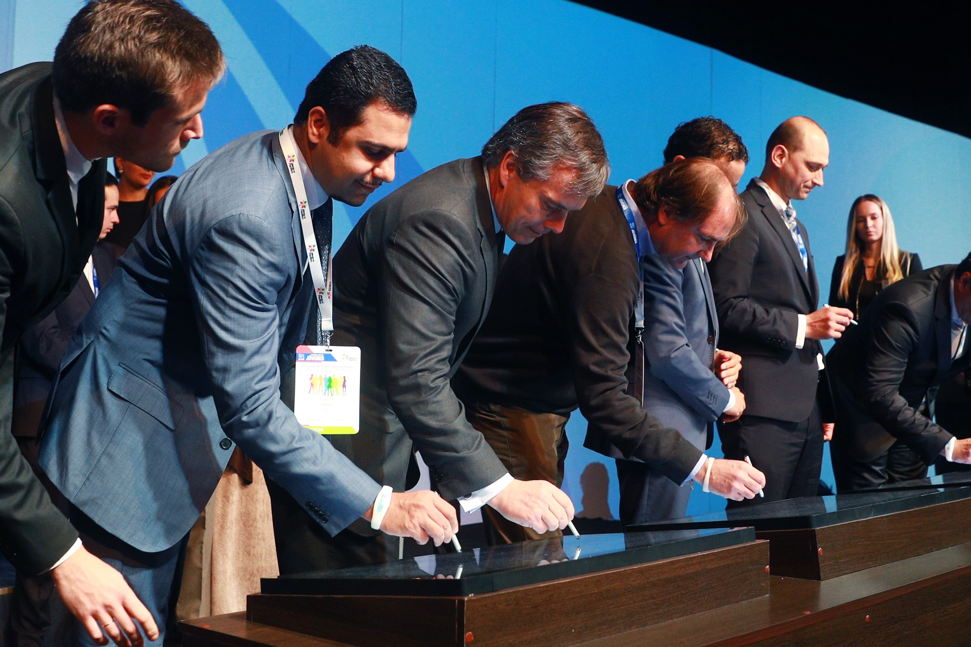 El country manager de BBVA Chile, Manuel Olivares, firmando el Acuerdo por la Empleabiidad Juvenil de la Alianza del Pacífico. El country manager de BBVA Chile, Manuel Olivares, firmando el Acuerdo por la Empleabiidad Juvenil de la Alianza del Pacífico.