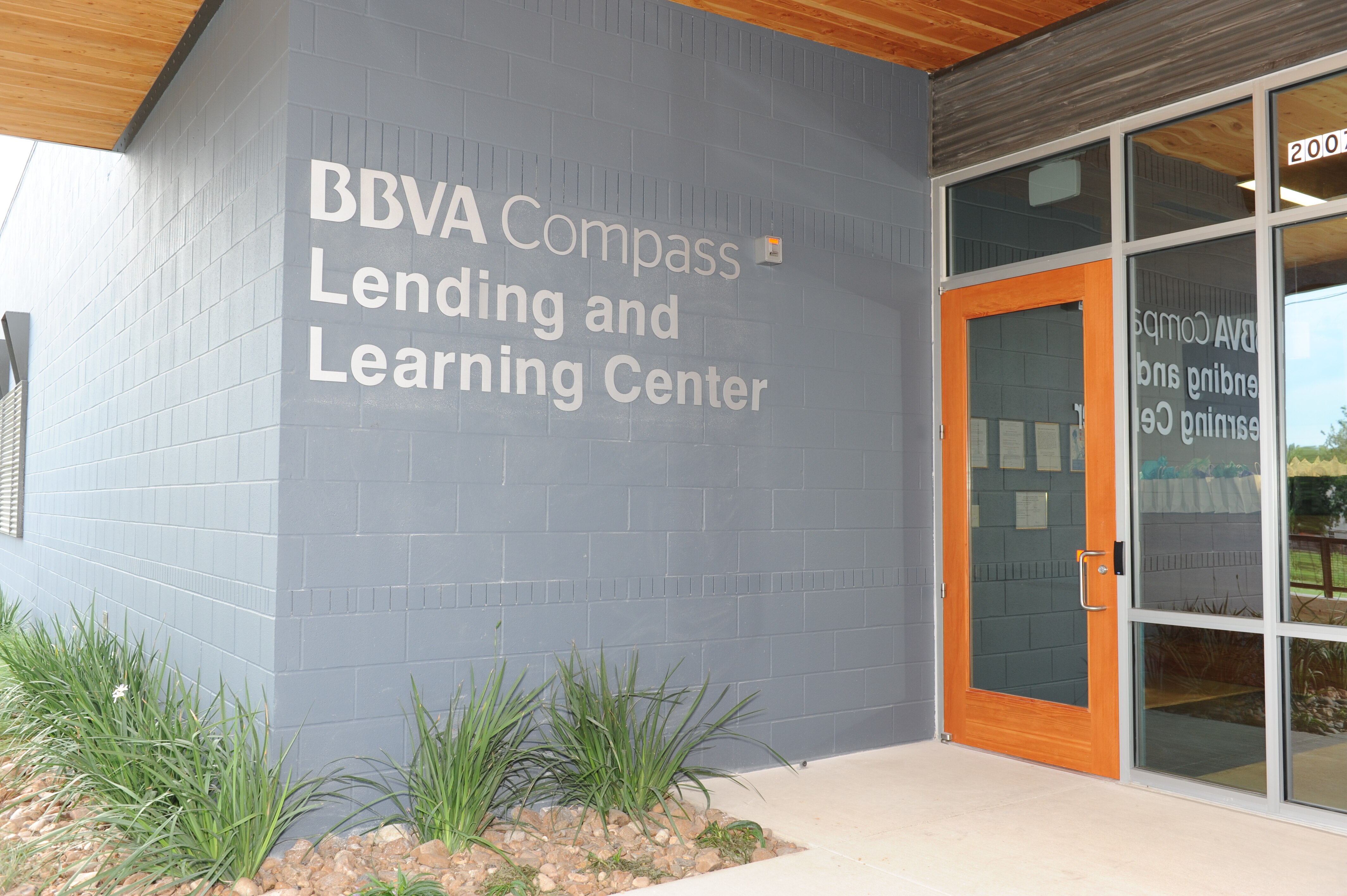 bbvacompass-lakeline-entrada BBVA Compass y LiftFund, el mayor prestamista de PYMEs sin ánimo de lucro del país, celebraron la inauguración en San Antonio del Centro de Préstamos y Aprendizaje BBVA Compass LiftFund, nombrado en honor del donativo de 1 millón de dólares de la Fundación BBVA Compass para ayudar al desarrollo de empresarios y pequeñas empresas.