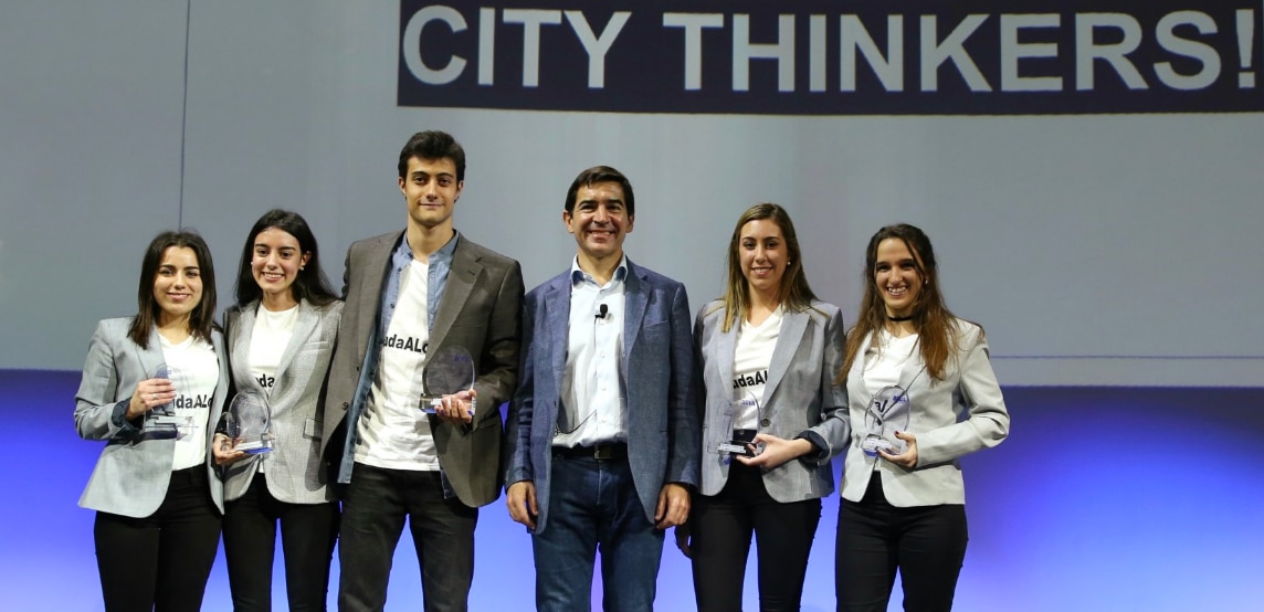 carlos-torres-con-participantes-del-blue-bbva-challenge-bbva
