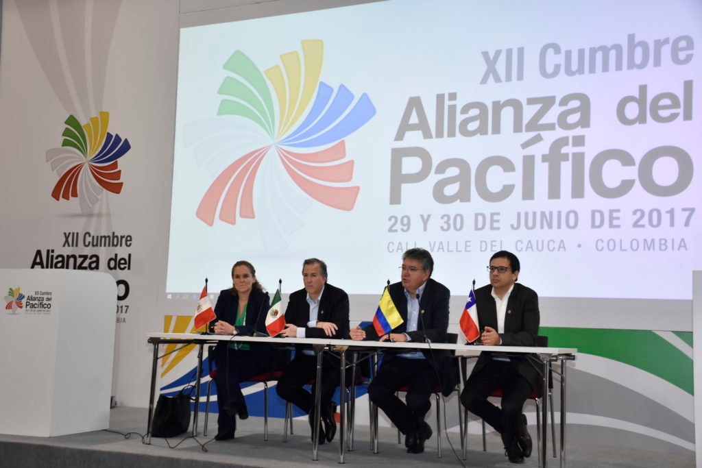 Fotografía de los ministros de Economía de Chile, Colombia, México y Perú en Cumbre Alianza del Pacífico en Colombia