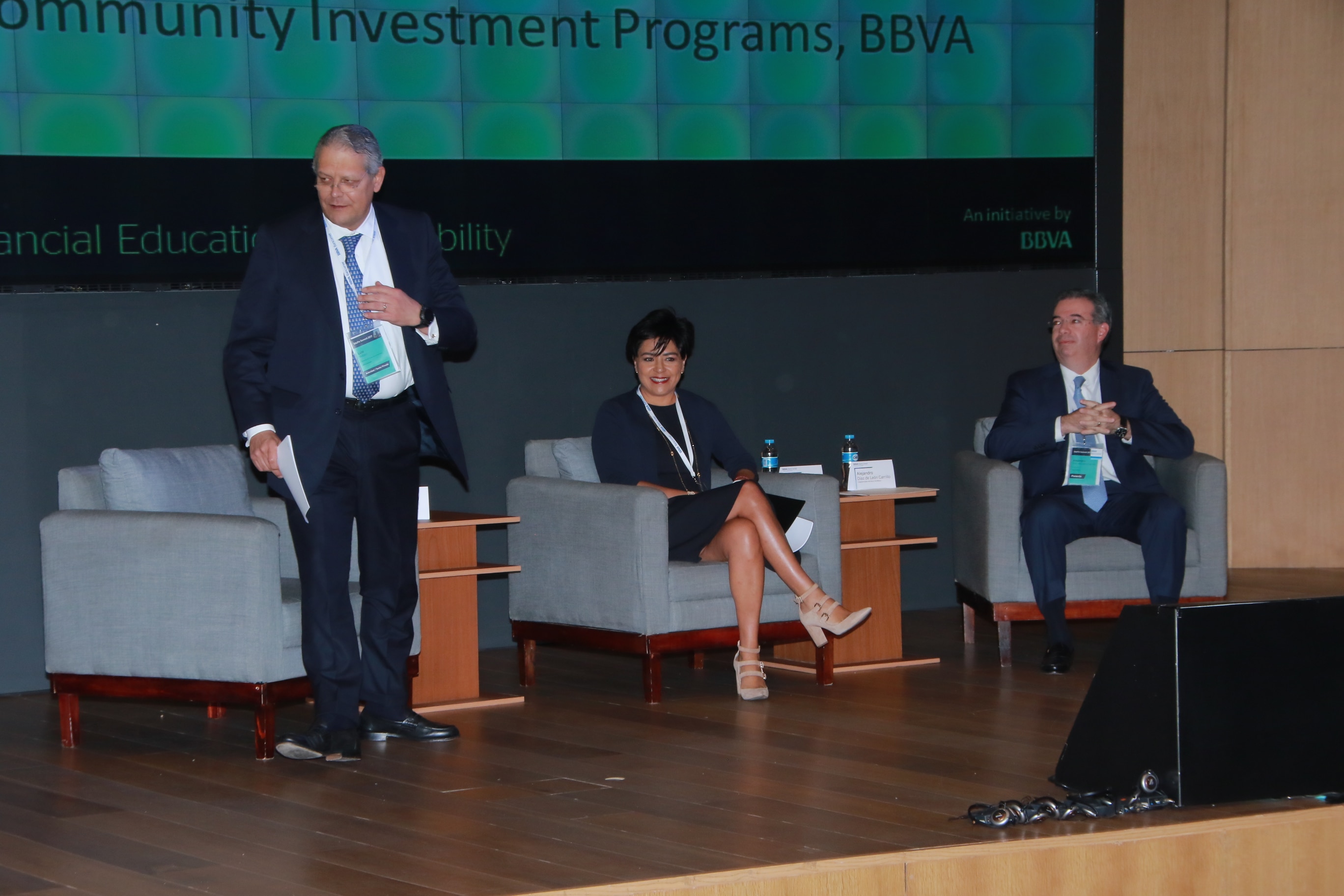 El Lic. Luis Robles Miaja, Presidente del Consejo de Administración de BBVA Bancomer;la Mtra. Irene Espinosa Cantellano Tesorera de la Federación; y El Subgobernador del Banco de México, Alejandro Díaz de León durante la ceremonia de apertura dela Cumbre de Educación Financiera 2017. El Lic. Luis Robles Miaja, Presidente del Consejo de Administración de BBVA Bancomer;la Mtra. Irene Espinosa Cantellano Tesorera de la Federación; y El Subgobernador del Banco de México, Alejandro Díaz de León durante la ceremonia de apertura dela Cumbre de Educación Financiera 2017.