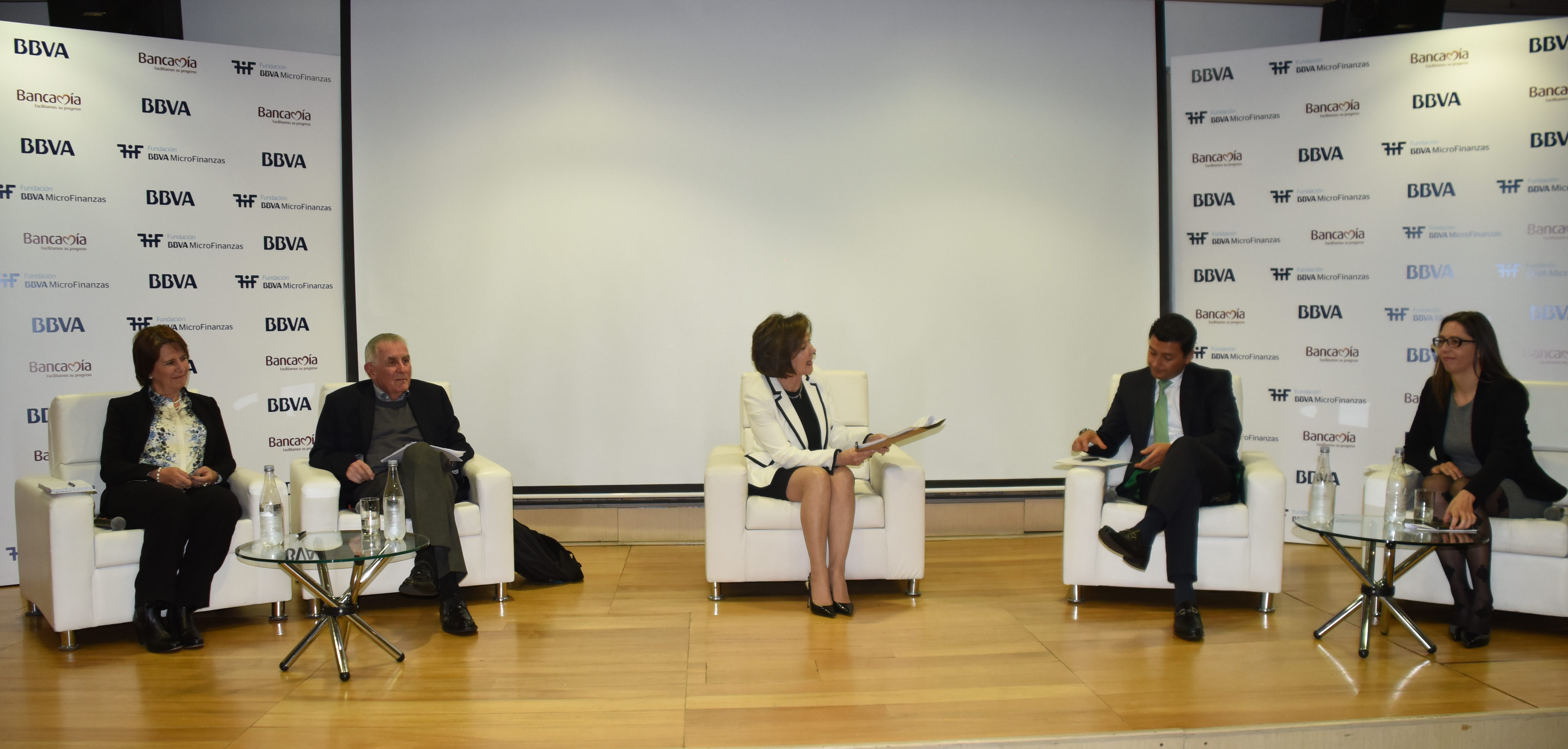 fotografía de panelistas entrega de resultados FMBBVA