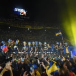 Jugadores de Boca trepados al arco. BBVA