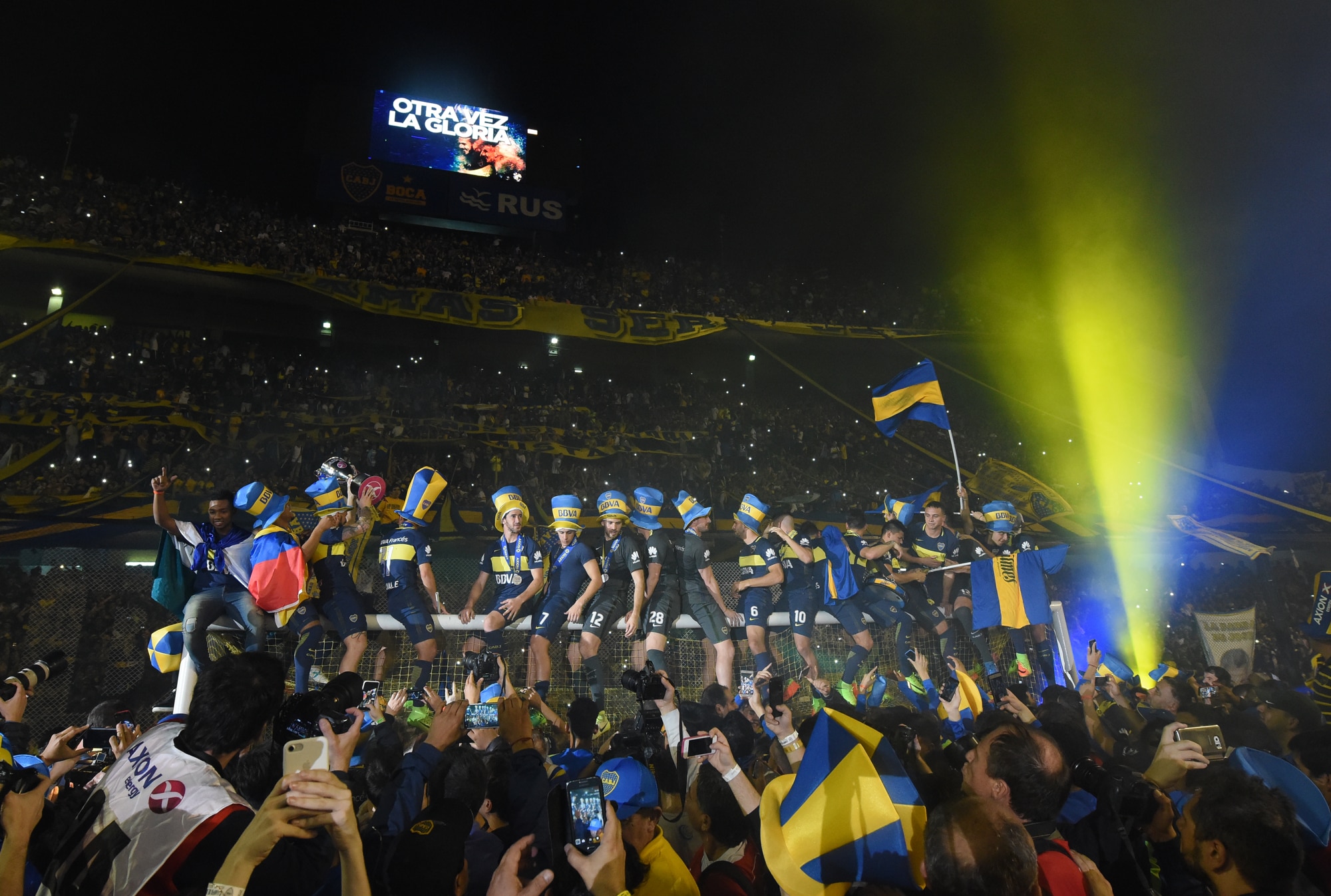 Jugadores de Boca trepados al arco Jugadores de Boca trepados al arco. BBVA