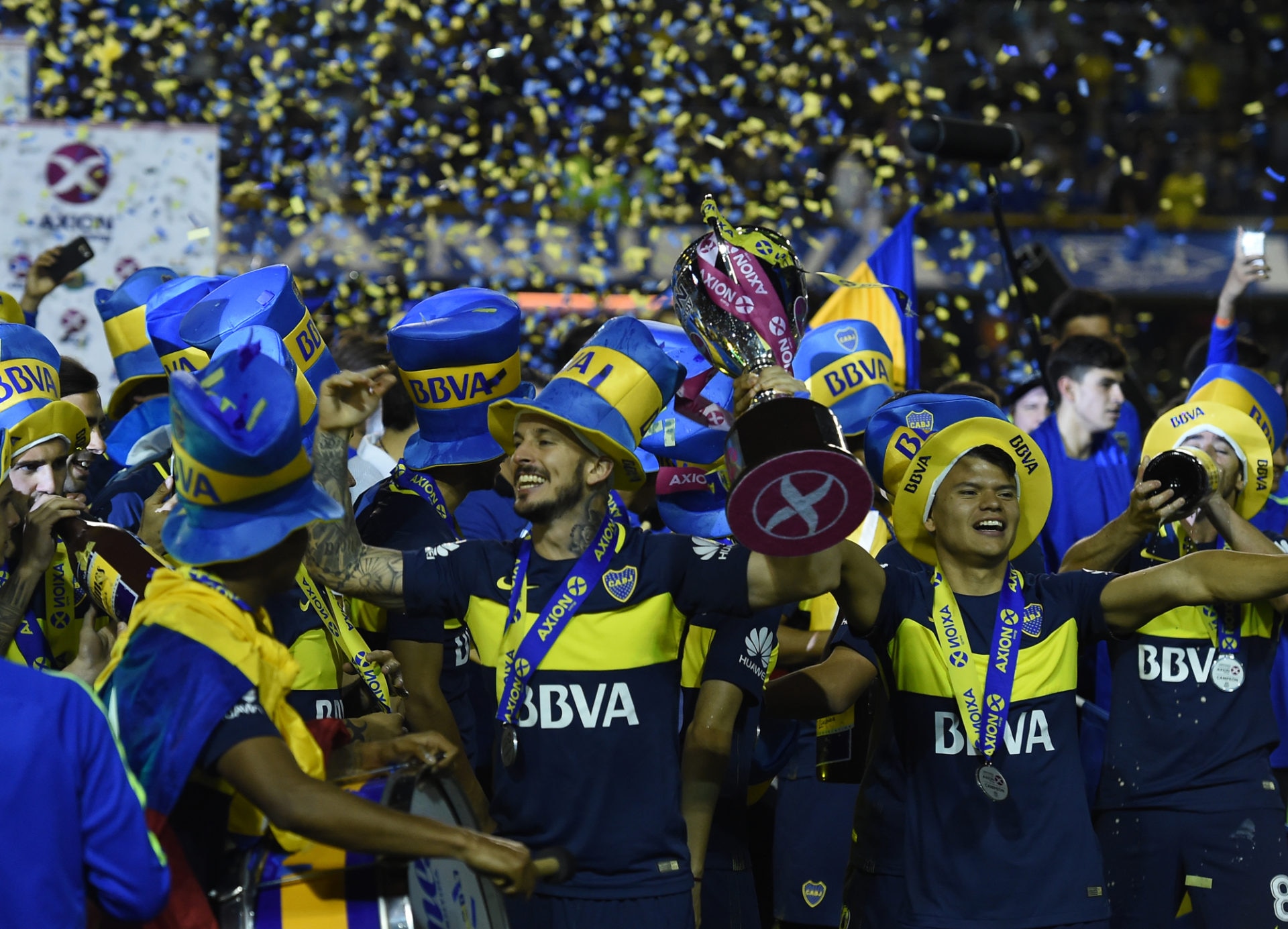 Jugadores de Boca levantan el trofeo. BBVA