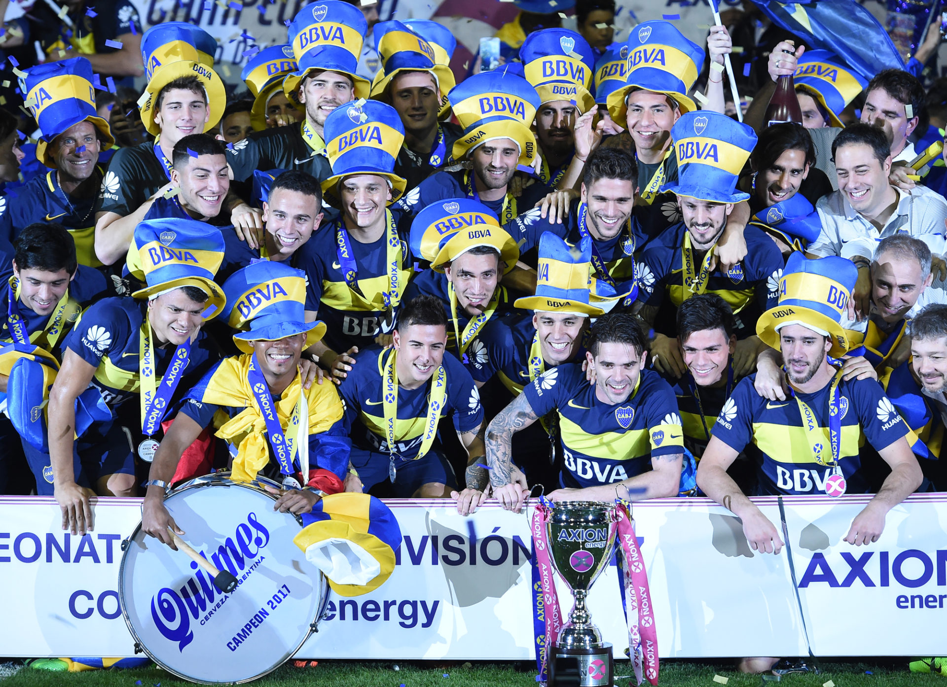 Jugadores de Boca frente al trofeo. BBVA