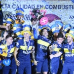 Jugadores de Boca levantan el trofeo. BBVA