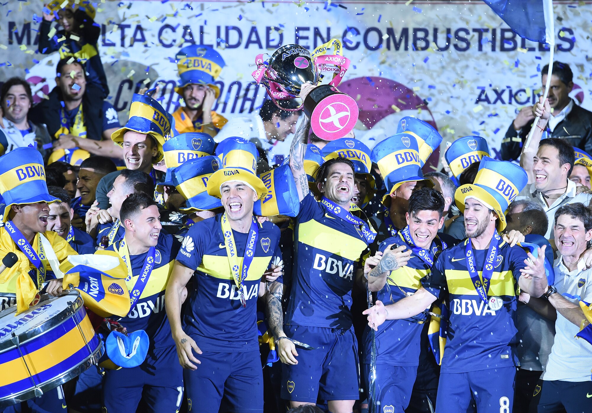 Jugadores de Boca levantan el trofeo Jugadores de Boca levantan el trofeo. BBVA