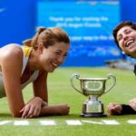 Garbiñe Muguruza y Carla Suárez con la copa de Birmingham