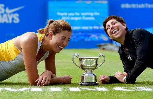 Garbiñe Muguruza y Carla Suárez con la copa de Birmingham