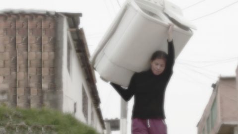 Fotografía de Emprendedora Jessica Hernández cargando una de sus lavadoras