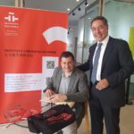 Josep Roca junto a Pablo Riquelme, director de Banca Corporativa y de Inversión de BBVA en Asia, firmando en el libro de honor del Instituto Cervantes de Pekín.