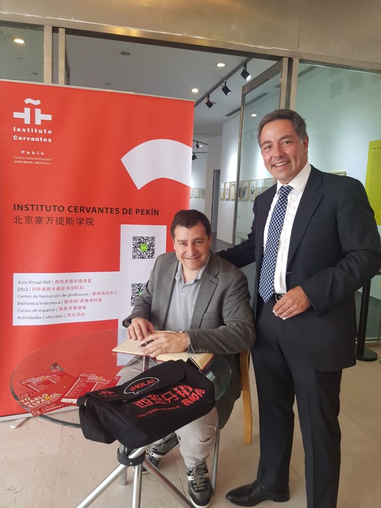 Josep Roca junto a Pablo Riquelme, director de Banca Corporativa y de Inversión de BBVA en Asia, firmando en el libro de honor del Instituto Cervantes de Pekín. Josep Roca junto a Pablo Riquelme, director de Banca Corporativa y de Inversión de BBVA en Asia, firmando en el libro de honor del Instituto Cervantes de Pekín.