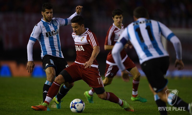 Andrés Driussi rodeado por jugadores de Racing River 2 Racing 3. BBVA
