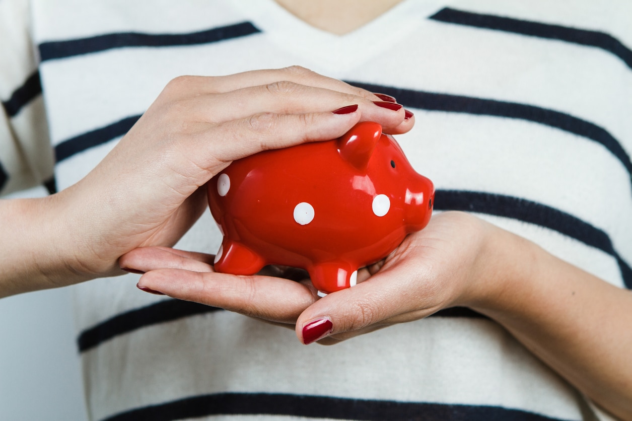 Seguros autónomos mujer hucha protección dinero ahorro BBVA recurso Fotografía de Seguros autónomos protección dinero