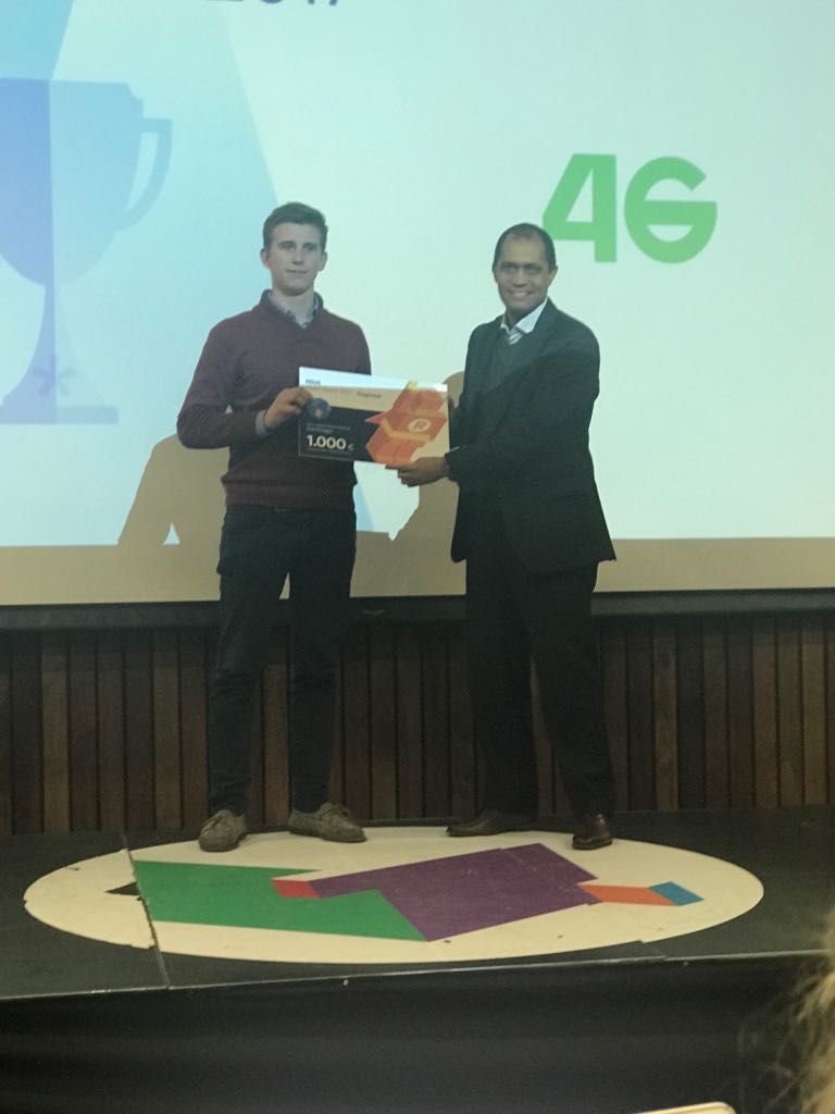 Pago 46 fue la ganadora del certamen de semifinal en Santiago y se adjudicó el primer lugar de BBVA Open Talent Chile 2017. En la foto Thomas Maremaa, Marketing & Growth de Pago 46; y Kelvin Peguero, gerente de la Fábrica Digital de BBVA Chile.