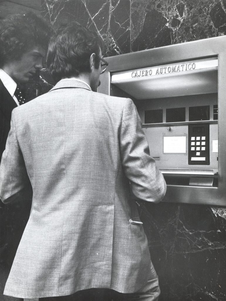 La fotografía data del 6 de junio de 1975 y fue realizada en Bilbao en la calle Gran Vía, 1. cajeros-automaticos-1975-bbva