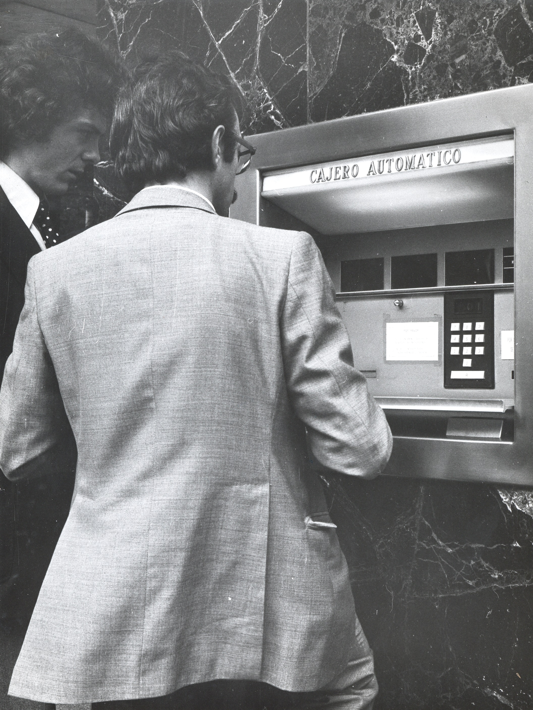 La fotografía data del 6 de junio de 1975 y fue realizada en Bilbao en la calle Gran Vía, 1. cajeros-automaticos-1975-bbva