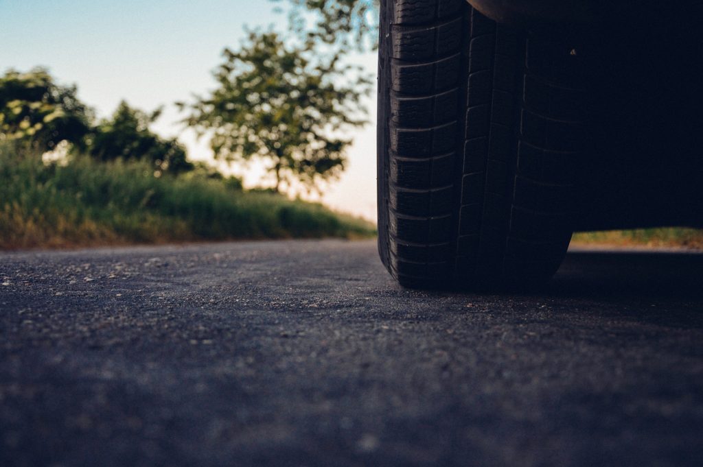 Rueda vehículo en ruta Camino ruta auto recurso