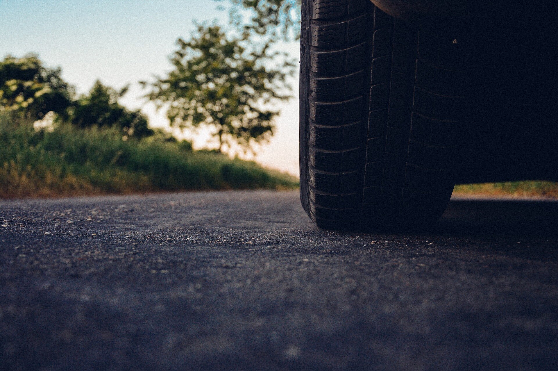 Rueda vehículo en ruta Camino ruta auto recurso
