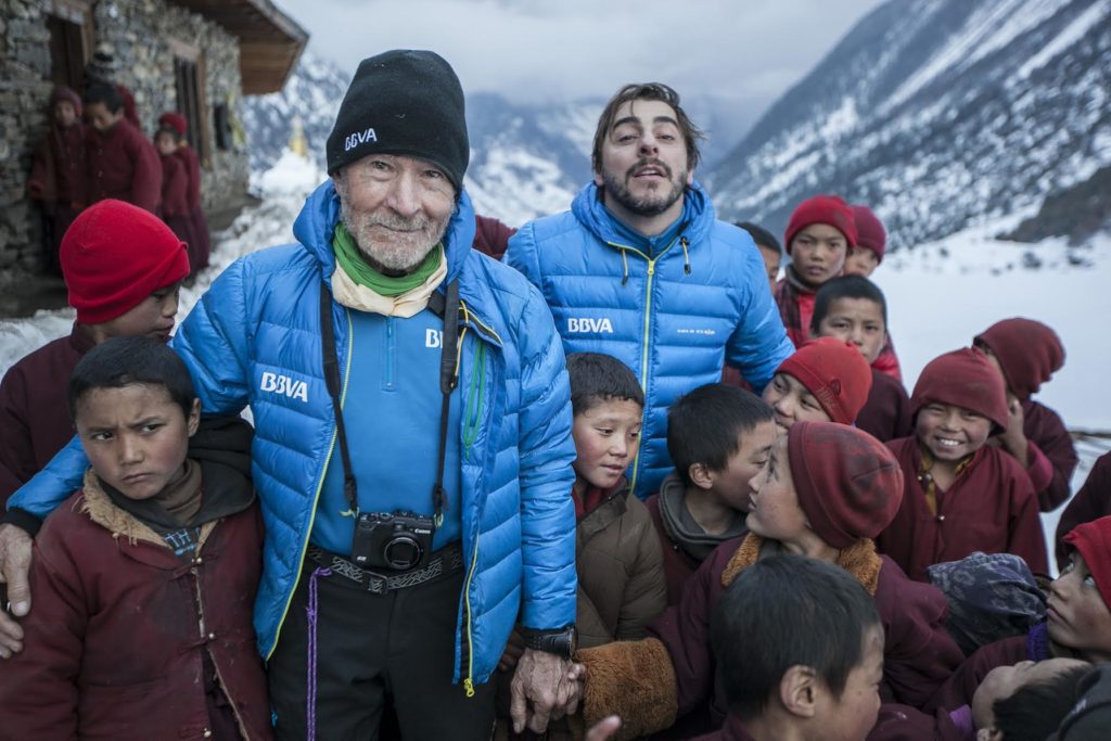 carlos_soria_y_jordi_roca_con_los_nios_lama_del_monasterio_de_lho carlos_soria_y_jordi_roca_con_los_nios_lama_del_monasterio_de_lho