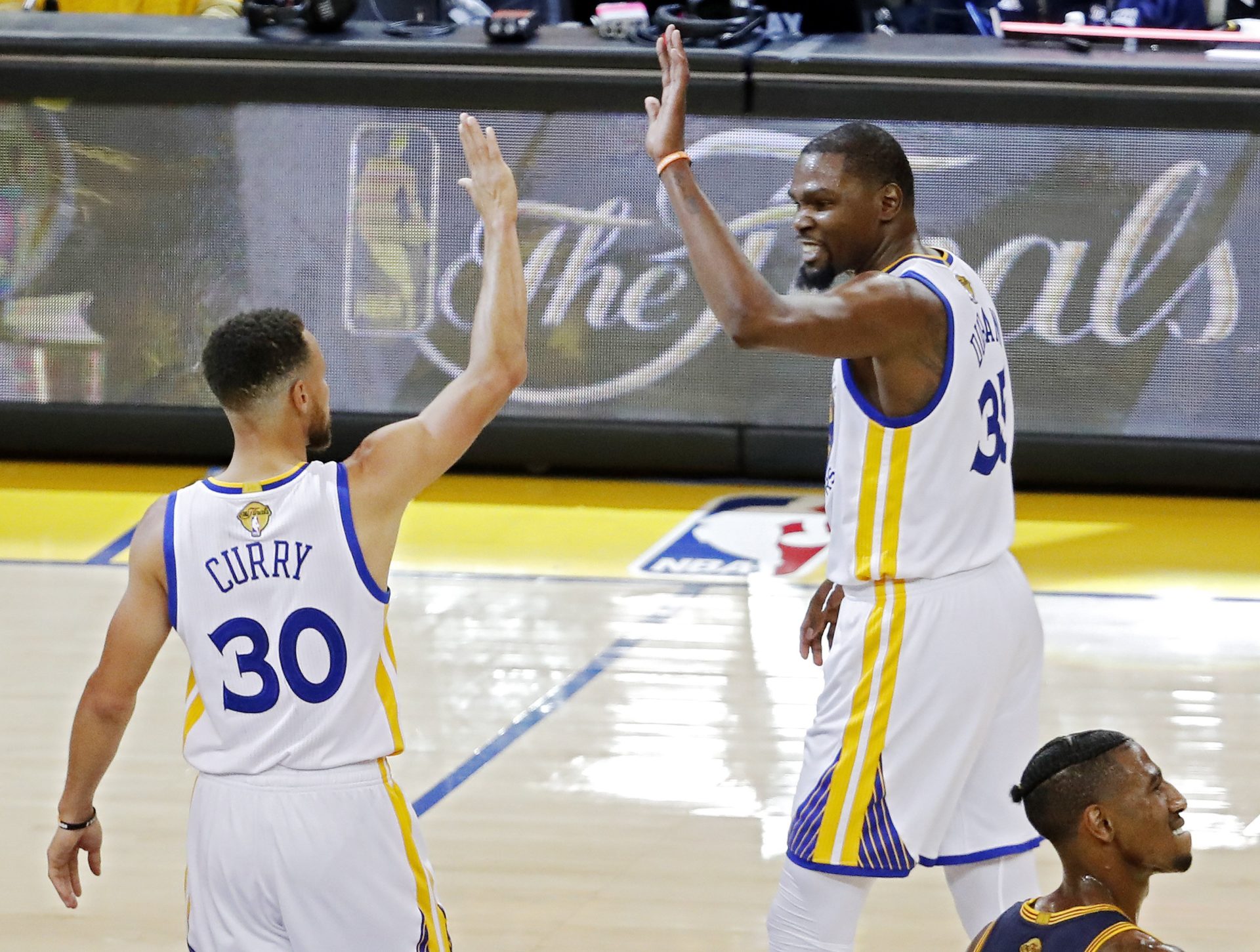 Los Warriors de Durant arrasan a los Cavaliers de Lebron - NBA