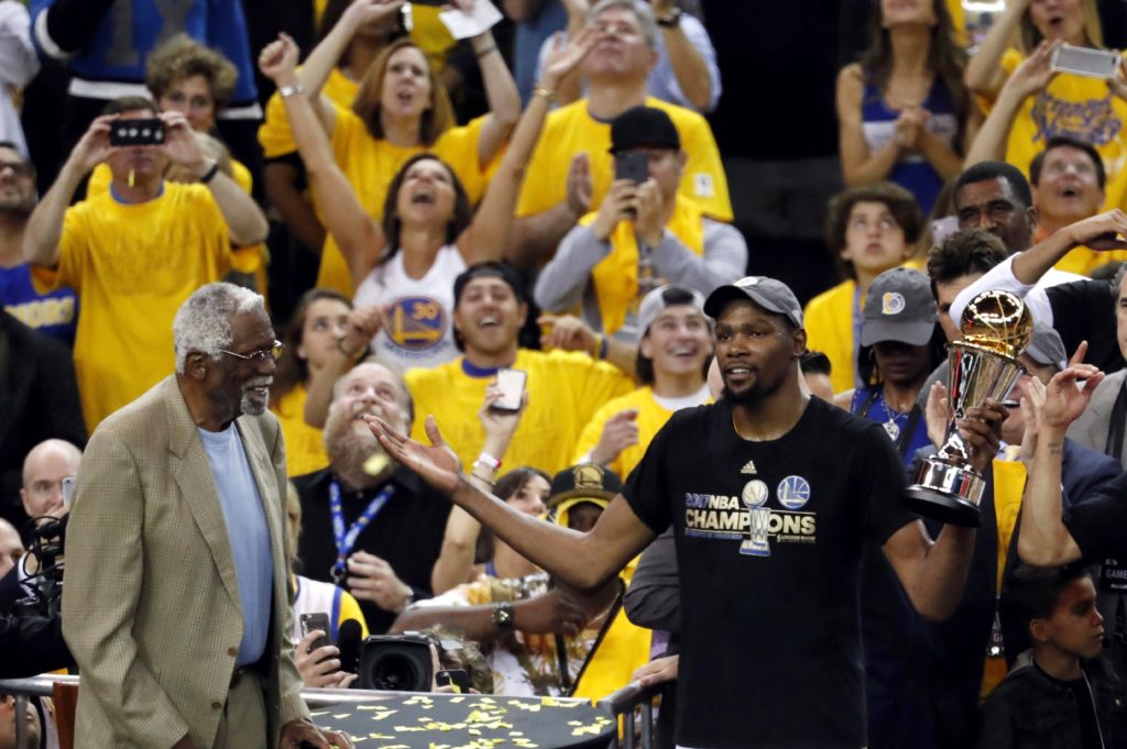 El embajador de BBVA, Kevin Durant recibe el premio de mejor jugador de las Finales de la NBA El embajador de BBVA, Kevin Durant recibe el premio de mejor jugador de las Finales de la NBA