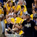 El embajador de BBVA, Kevin Durant recibe el premio de mejor jugador de las Finales de la NBA