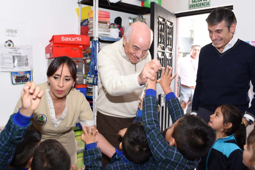 el-presidente-de-bbva-durante-su-visita-a-un-jardin-infantil-en-soacha el-presidente-de-bbva-durante-su-visita-a-un-jardin-infantil-en-soacha