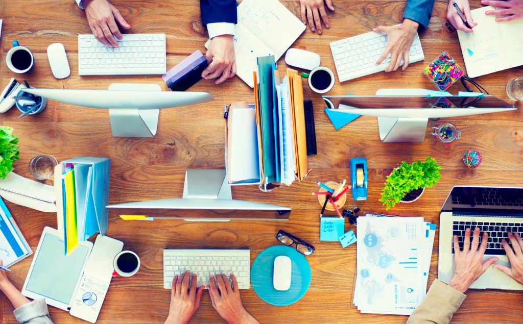fotografia de escritorio trabajo millennial gente recurso bbva