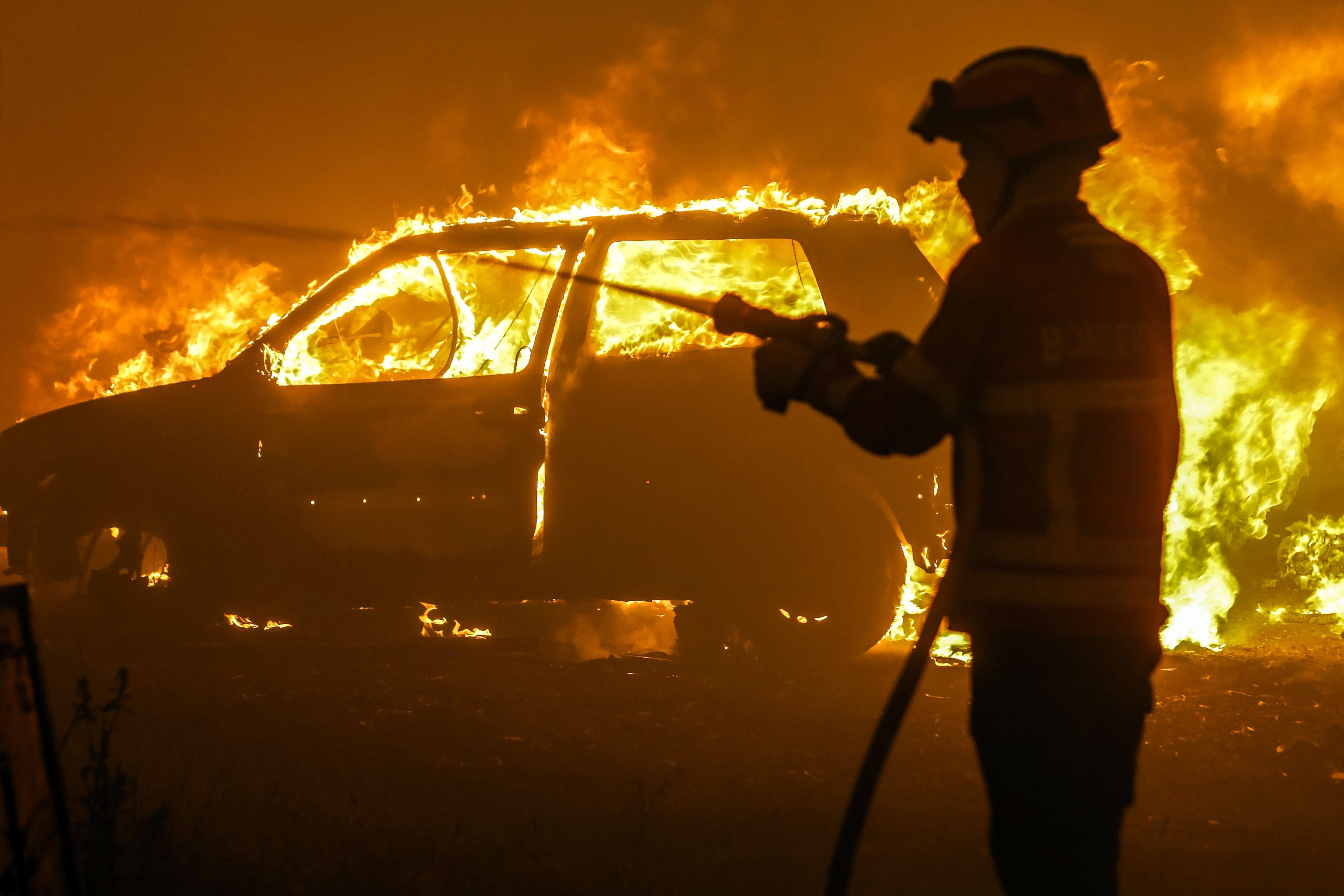 Pampilhosa Da Serra (Portugal), 18/06/2017.- A Firefighter battles with a fire in Pampilhosa da Serra, central of Portugal, 18 June 2017. At least sixty two people have been killed in forest fires in central Portugal, with many being trapped in their cars as flames swept over a road on the evening of 17 June 2017. A total of 733 firefighters are providing assistance. (Incendio) EFE/EPA/PAULO NOVAIS Forest fire in Pampilhosa da Serra
