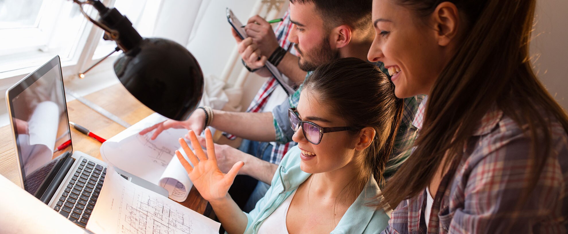 Jóvenes trabajando Recurso emprendimiento jóvenes