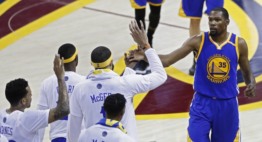 CLE210. CLEVELAND (EE.UU.), 07/06/2017.- Kevin Durant (d) de Golden State Warriors celebra su anotación ante Cleveland Cavaliers, durante el tercer juego de las finales de la NBA disputado hoy, miércoles 7 de junio de 2017, en el Quicken Loans Arena de la ciudad de Cleveland, estado de Ohio (EE.UU.). EFE/LARRY W. SMITH TERCER JUEGO DE LA FINAL NBA: GOLDEN STATE WARRIORS - CLEVELAND CAVALIERS