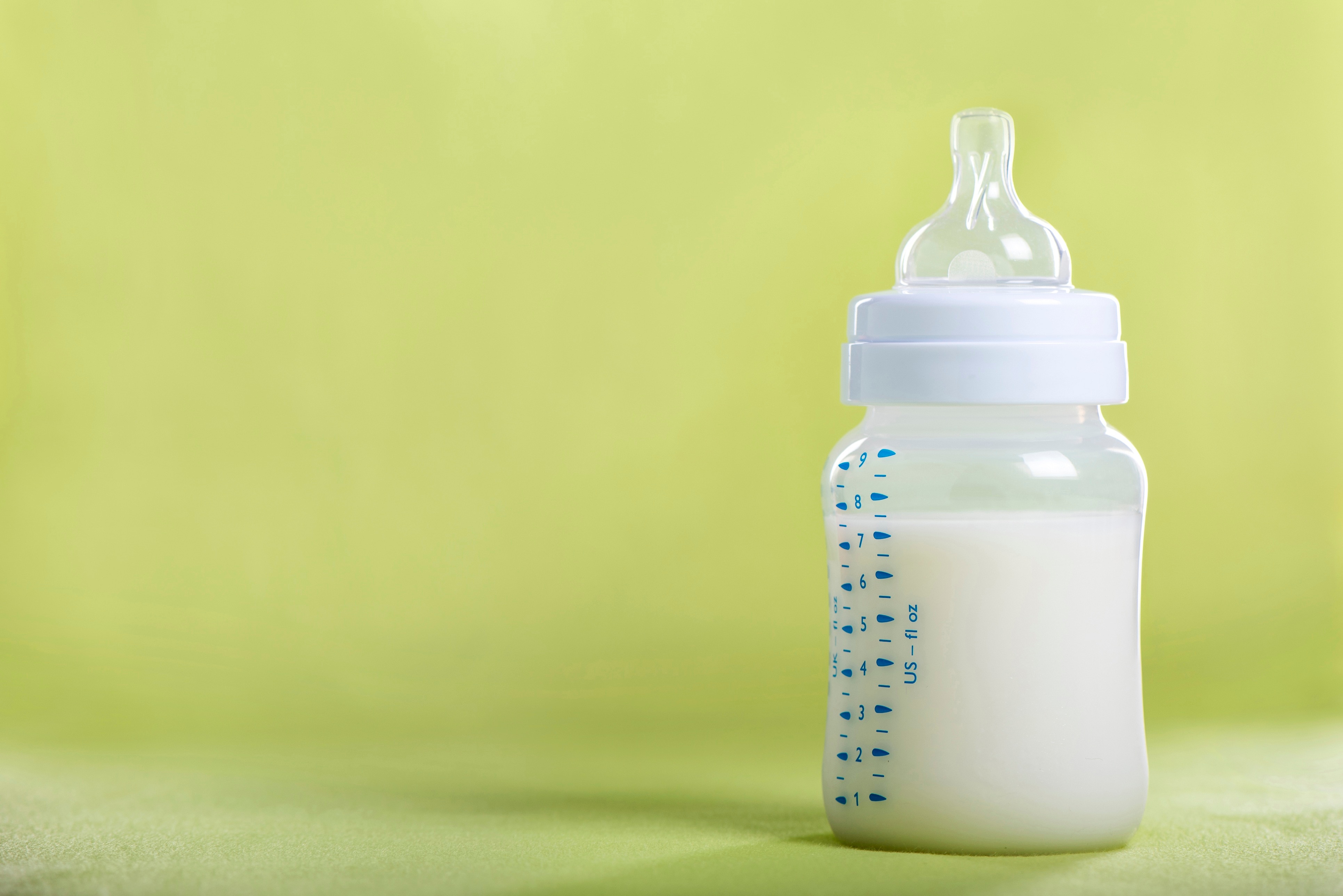 Бутылочки плачь. Детская бутылочка с молоком. Бутылочки для новорожденных. Бутылочка для грудного молока. Ребенок и бутылочка со смесью.
