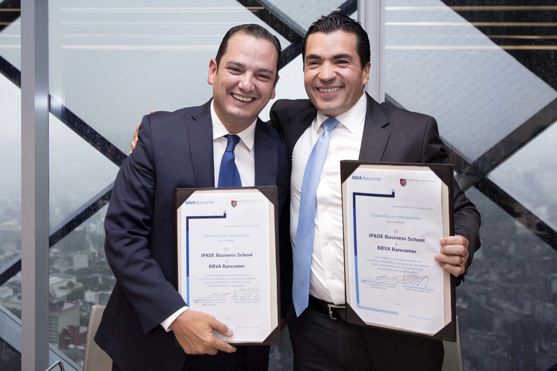 Firma de Convenio Bancomer IPADE Eduardo Osuna y Rafael Gomez Nava