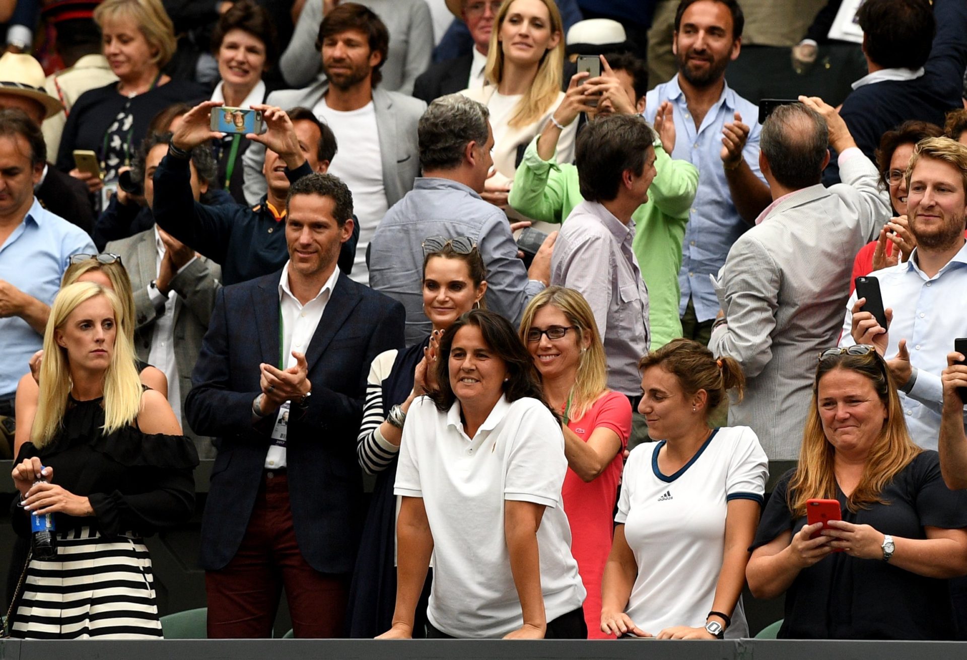 Conchita Martínez y el equipo de Garbiñe Muguruza celebran el triunfo