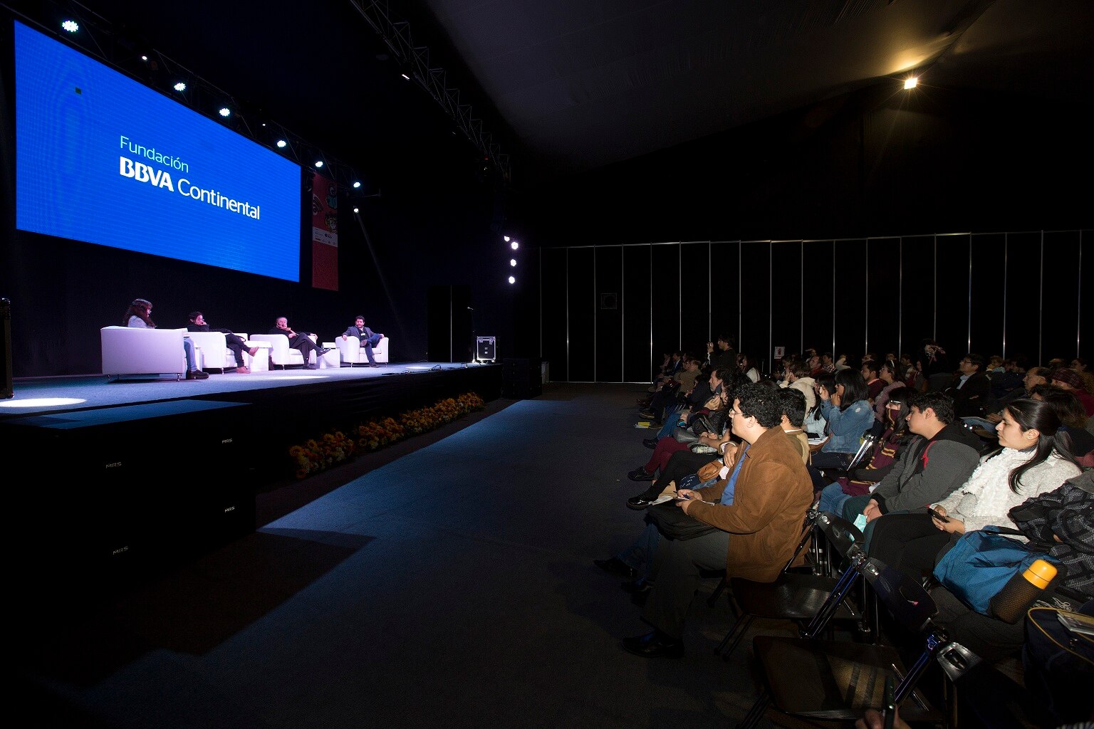 Conversatorio sobre la poesía organizado por la Fundación BBVA Continental. Fotografía del conversatorio sobre la poesía organizado por la Fundación BBVA Continental.