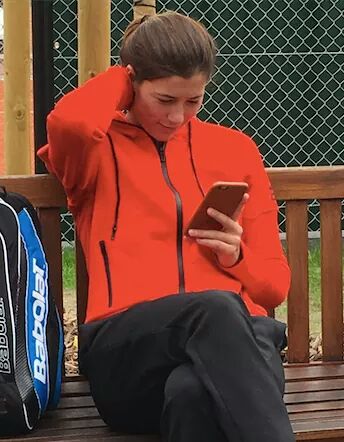 Garbiñe Muguruza con el móvil Garbiñe Muguruza con el móvil