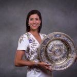 Garbiñe Muguruza con el trofeo de Wimbledon