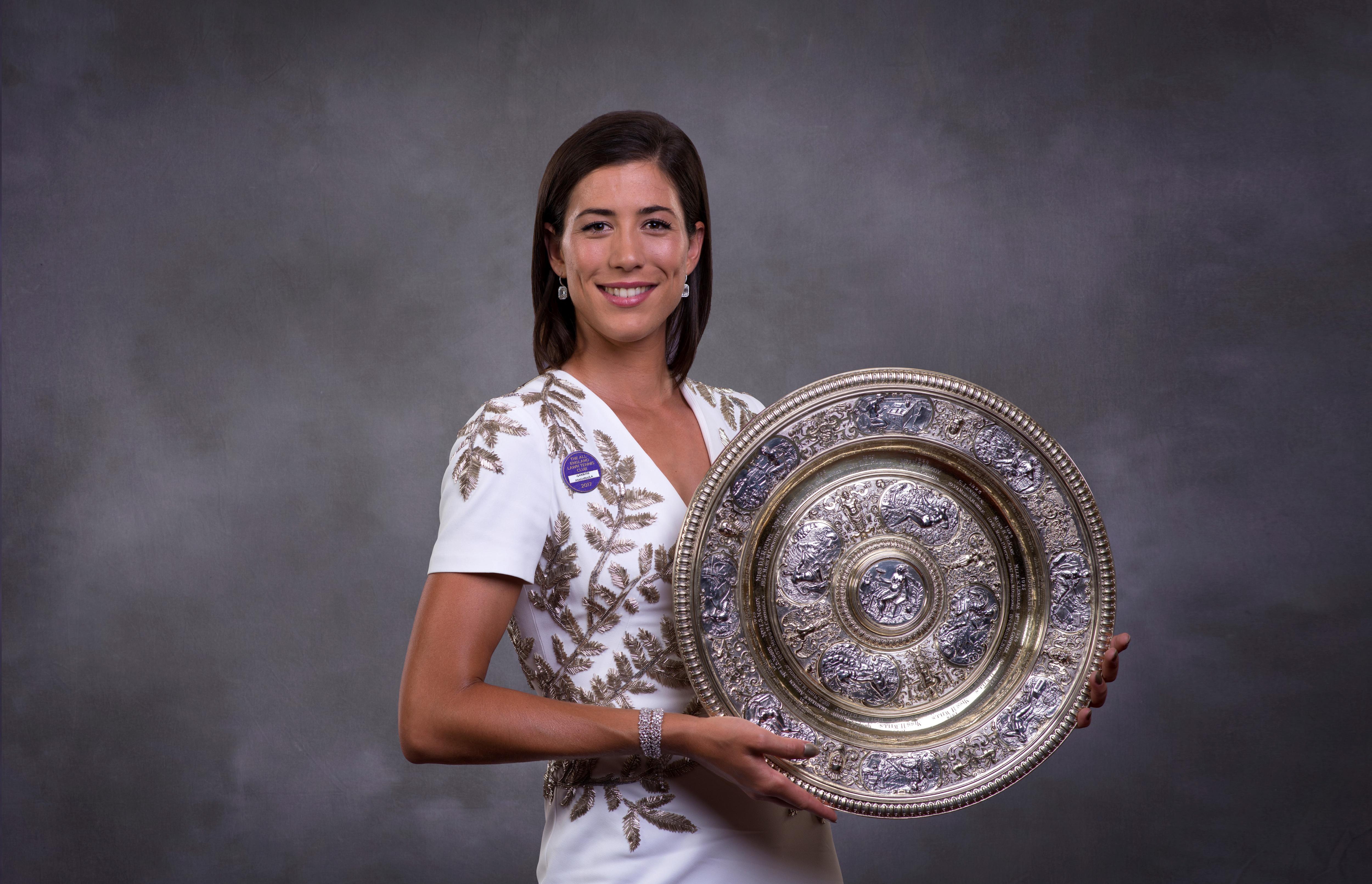 Garbiñe Muguruza con el trofeo de Wimbledon