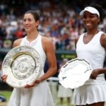 Garbiñe Muguruza posa con el trofeo de campeona de Wimbledon junto a Venus Williams