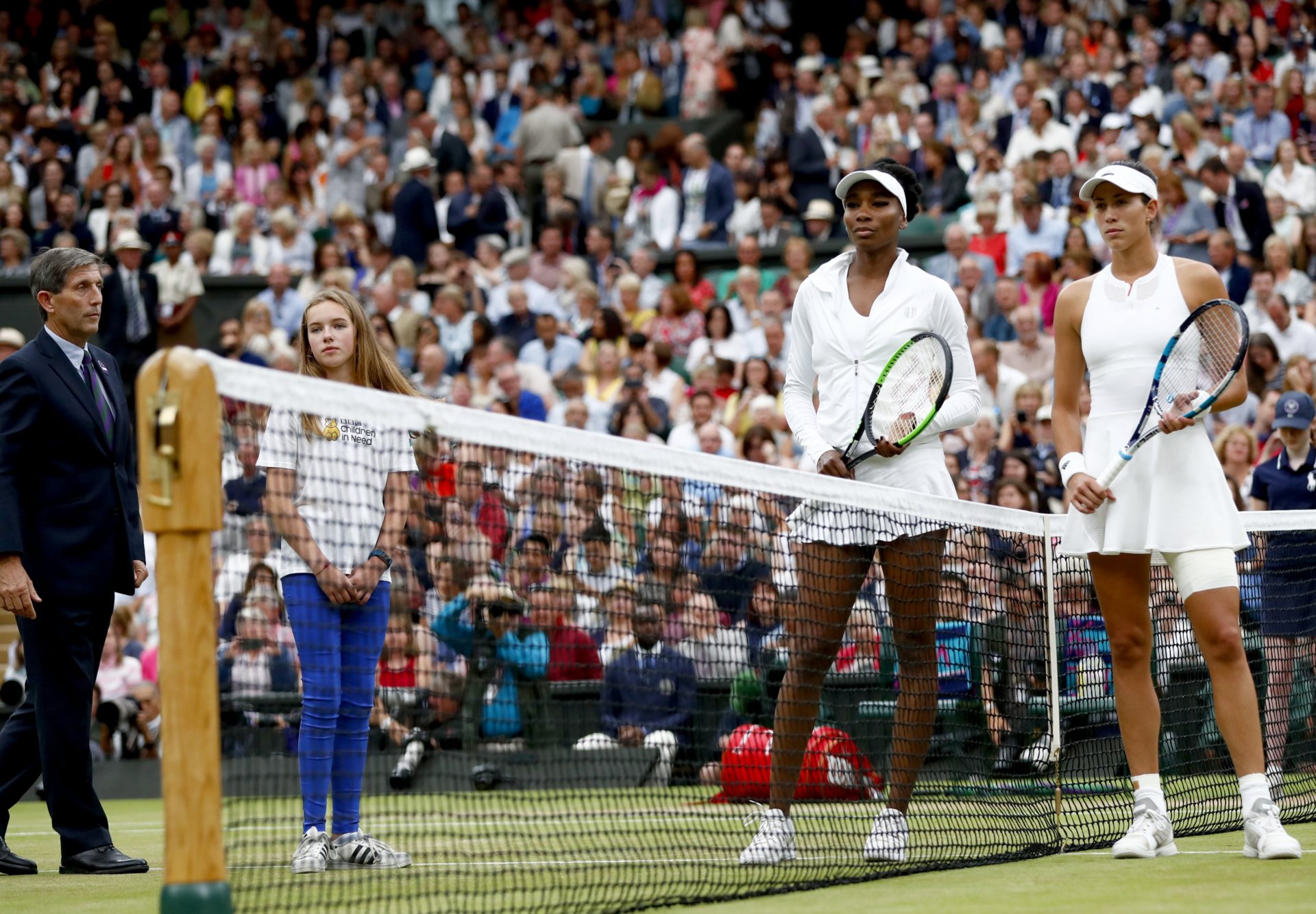 Garbiñe Muguruza y Venus Williams antes de empezar la final de Wimbledon