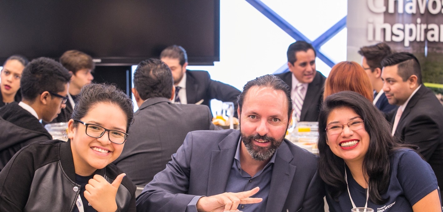 hugo-najera-y-becarias-bbva-bancomer hugo-najera-y-becarias-bbva-bancomer