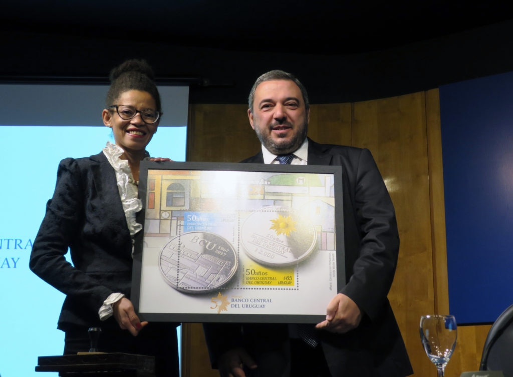 El Banco Central uruguayo presenta moneda y sellos conmemorativos de su 50º aniversario El Banco Central uruguayo presenta moneda y sellos conmemorativos de su 50º aniversario