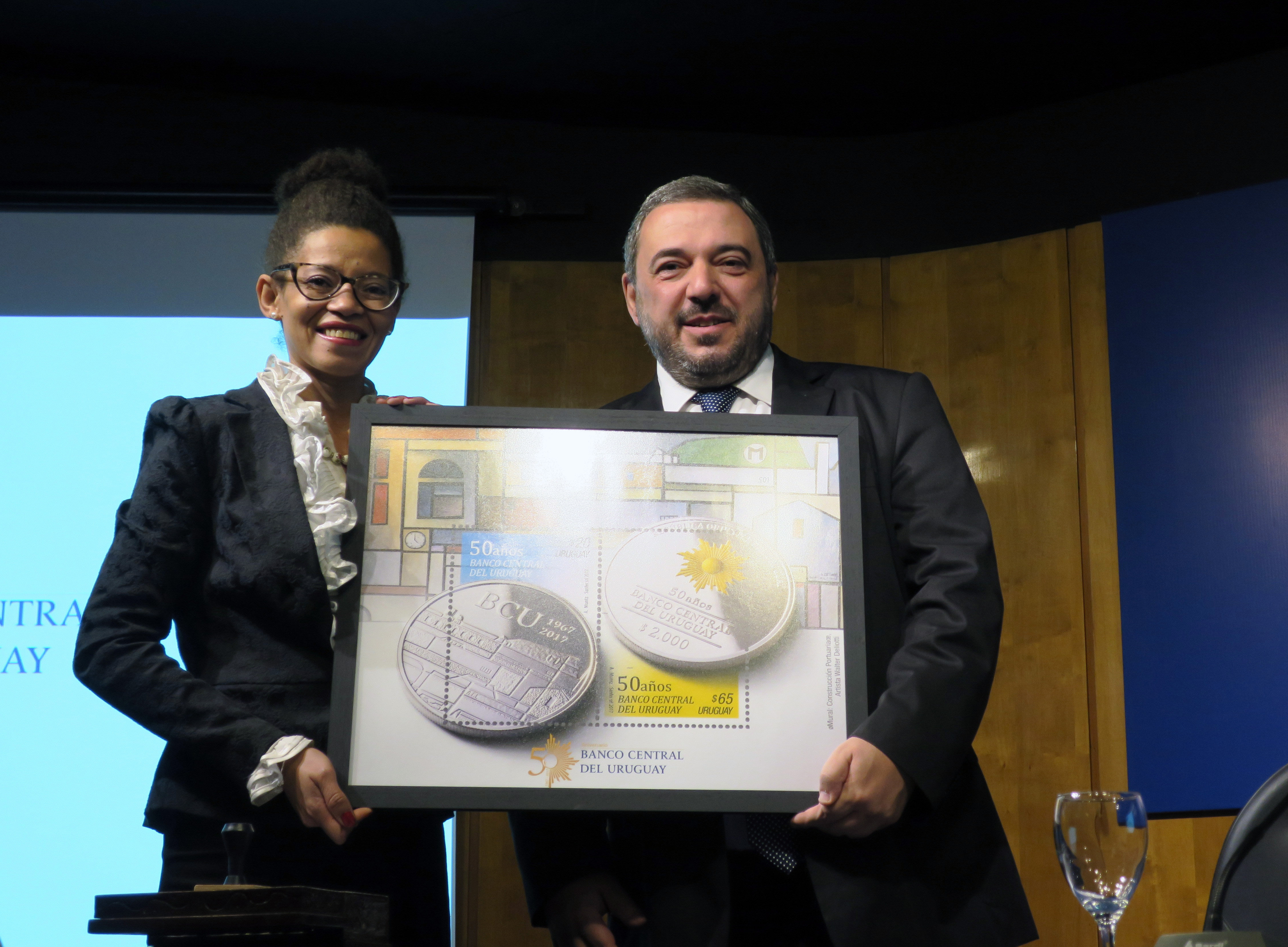 El Banco Central uruguayo presenta moneda y sellos conmemorativos de su 50º aniversario El Banco Central uruguayo presenta moneda y sellos conmemorativos de su 50º aniversario