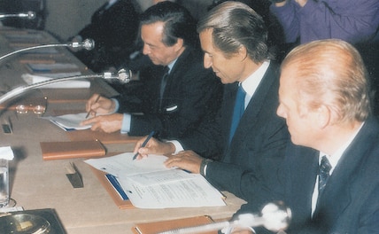 sanchez-asiain-y-toledo-firman-el-protocolo-de-fusion-de-los-bancos-ante-la-presencia-de-emilio-ybarra