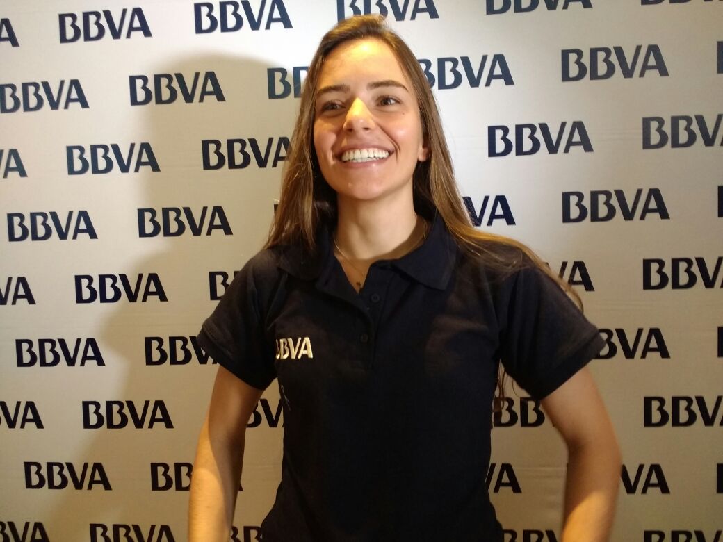 Sofía Gómez, deportista patrocinada por BBVA, que rompió su propio récord mundial de apnea en rueda de prensa en Bogotá. Sofía Gómez, deportista patrocinada por BBVA,