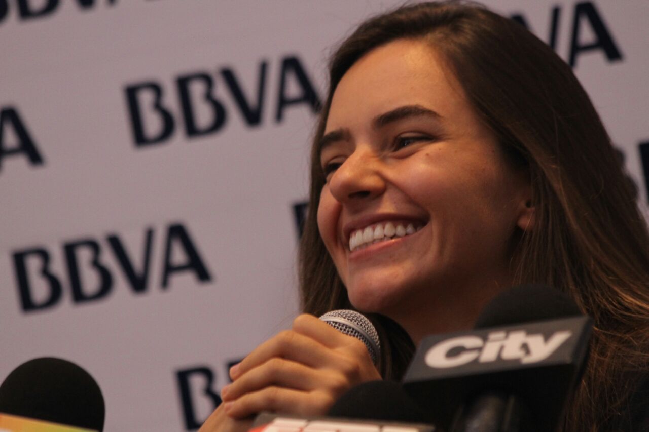 Sofía Gómez, deportista patrocinada por BBVA y récord mundial en apnea, sonriente en una rueda de prensa con medios de comunicación en Bogotá Sofía Gómez, deportista patrocinada por BBVA
