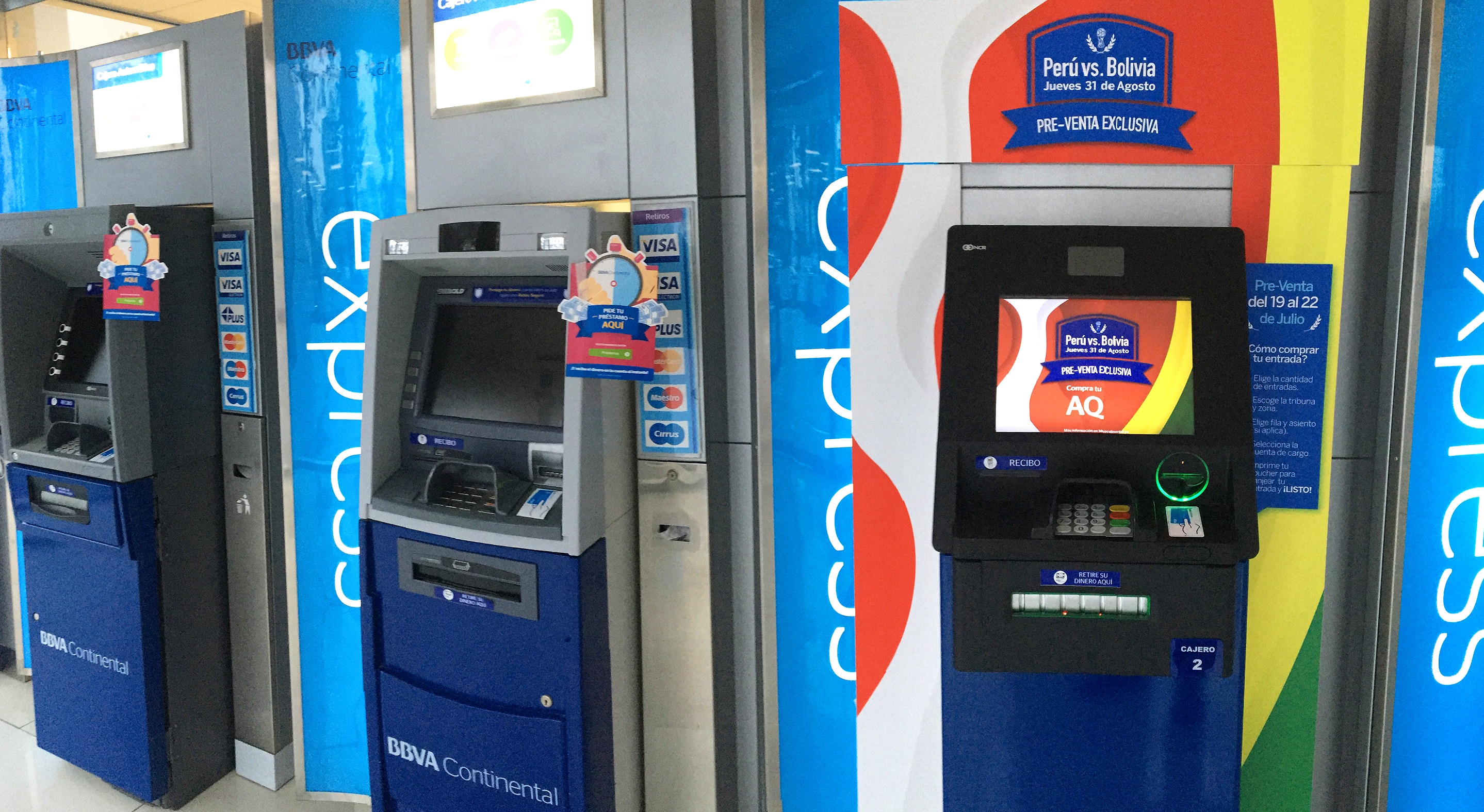 Los cajeros automáticos de BBVA Continental fueron habilitados para vender entradas al fútbol. Fotografía de cajeros automáticos de BBVA Continental que venden entradas al fútbol.